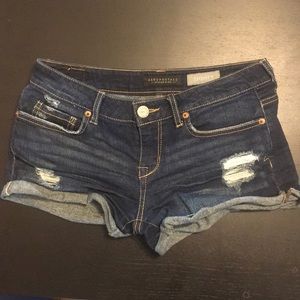 Ripped jean shorts💕